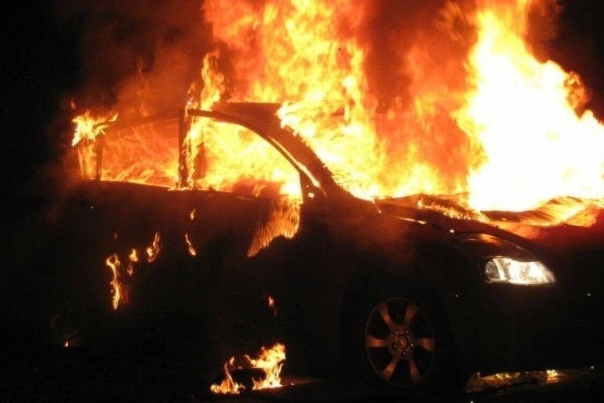 Μετς: Μυστήριο με σορό άνδρα μετά από φωτιά σε αυτοκίνητο ‑ Βρέθηκε στη θέση του συνοδηγού