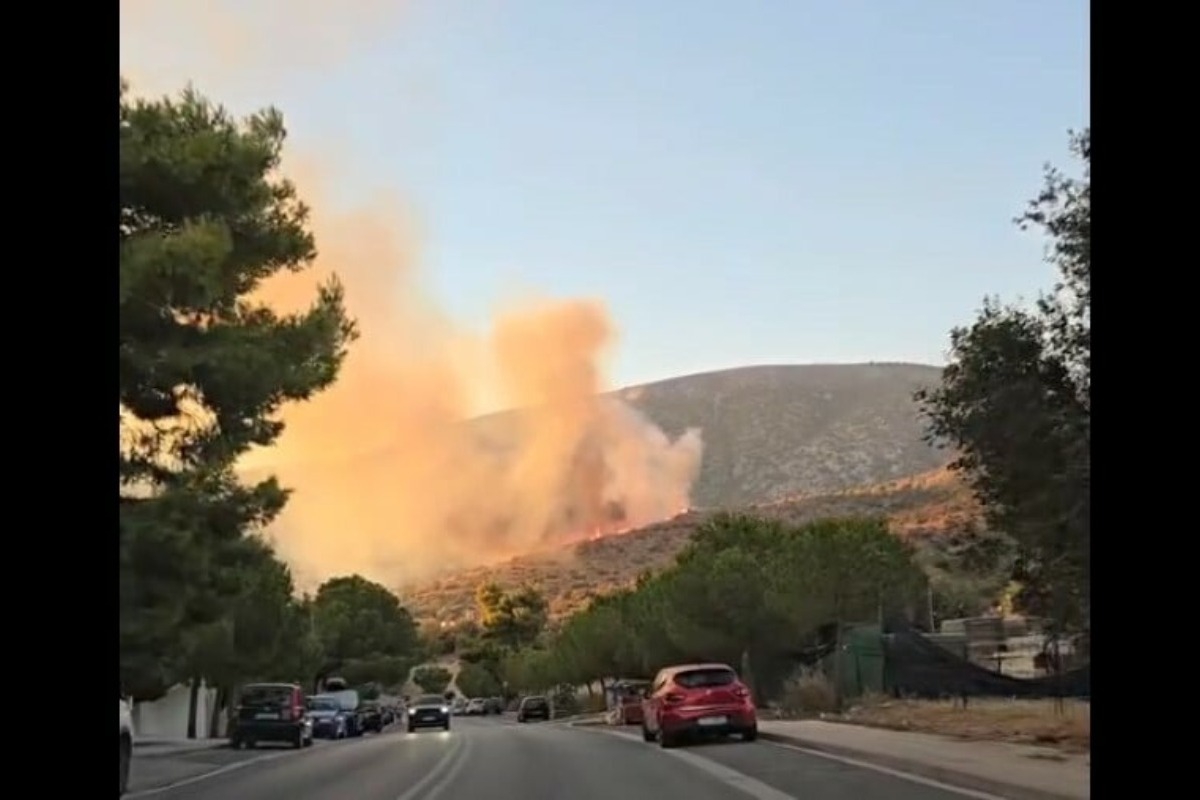 Φωτιά τώρα κοντά σε σπίτια στην Ανω Γλυφάδα