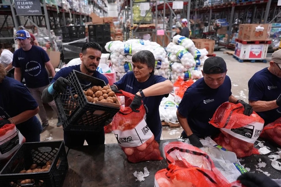 Shutdown και πείνα στις ΗΠΑ: Σε καθεστώς αβεβαιότητας εκατομμύρια Αμερικανοί – «Πράσινο φως» στον Τραμπ να παγώσει τα κουπόνια τροφίμων