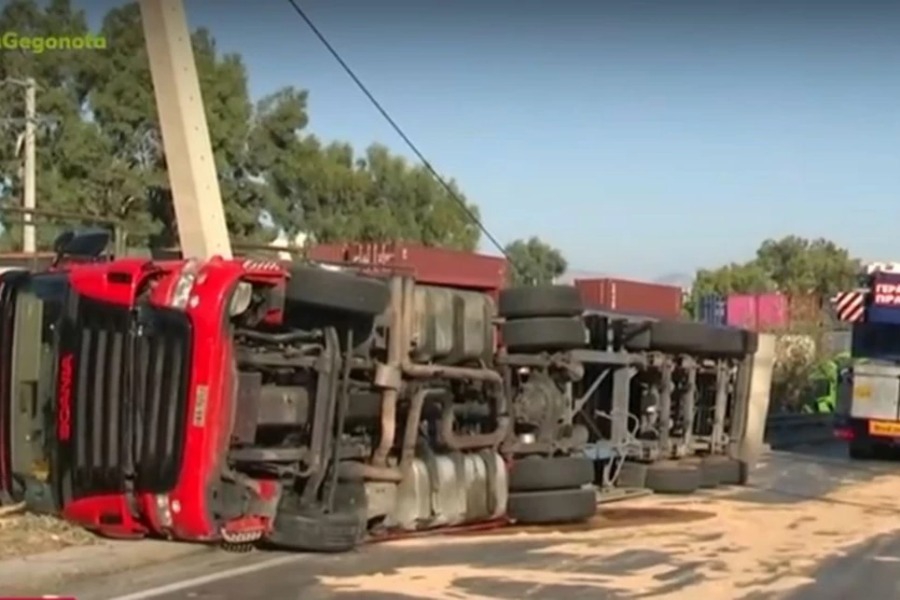 Ανατροπή βυτιοφόρου στη λεωφόρο Σχιστού, αναφορές για διαρροή υγραερίου