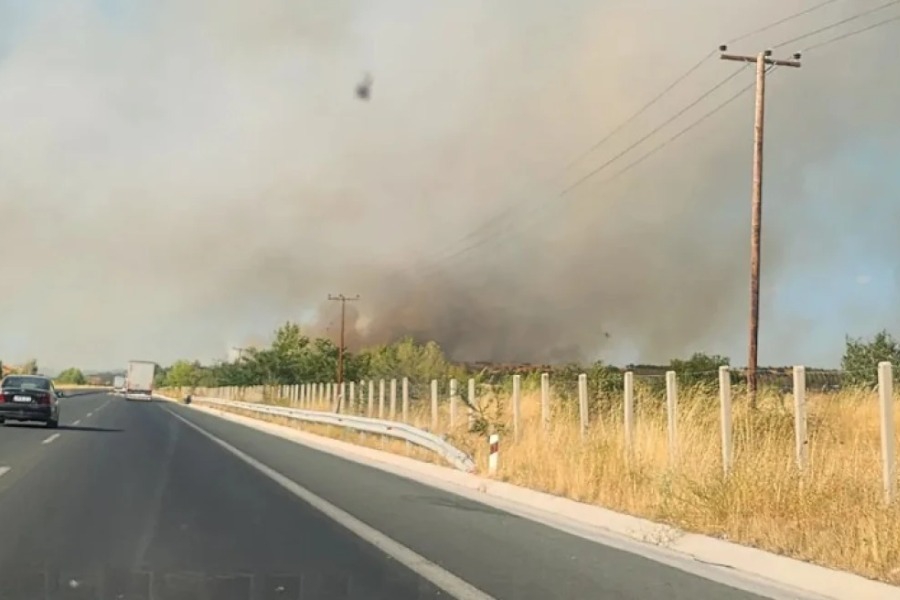 Φωτιά στην Ασσηρο Θεσσαλονίκης: Μεγαλώνει το μέτωπο, έφθασε στην παλιά εθνική οδό