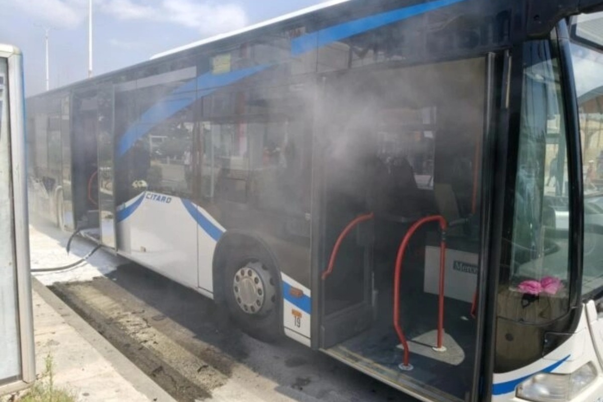 Βόλος: Φωτιά σε λεωφορείο ‑ Για 300 μέτρα κινούνταν βγάζοντας καπνούς