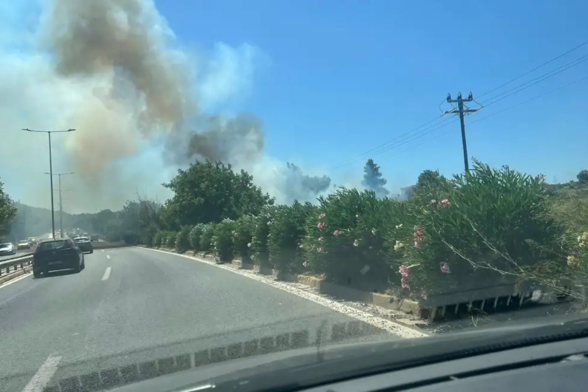 Φωτιά στη Λεωφόρο Μαραθώνος στο ύψος της Καλλιτεχνούπολης ‑ Μήνυμα του 112 για εκκένωση τριών οικισμών