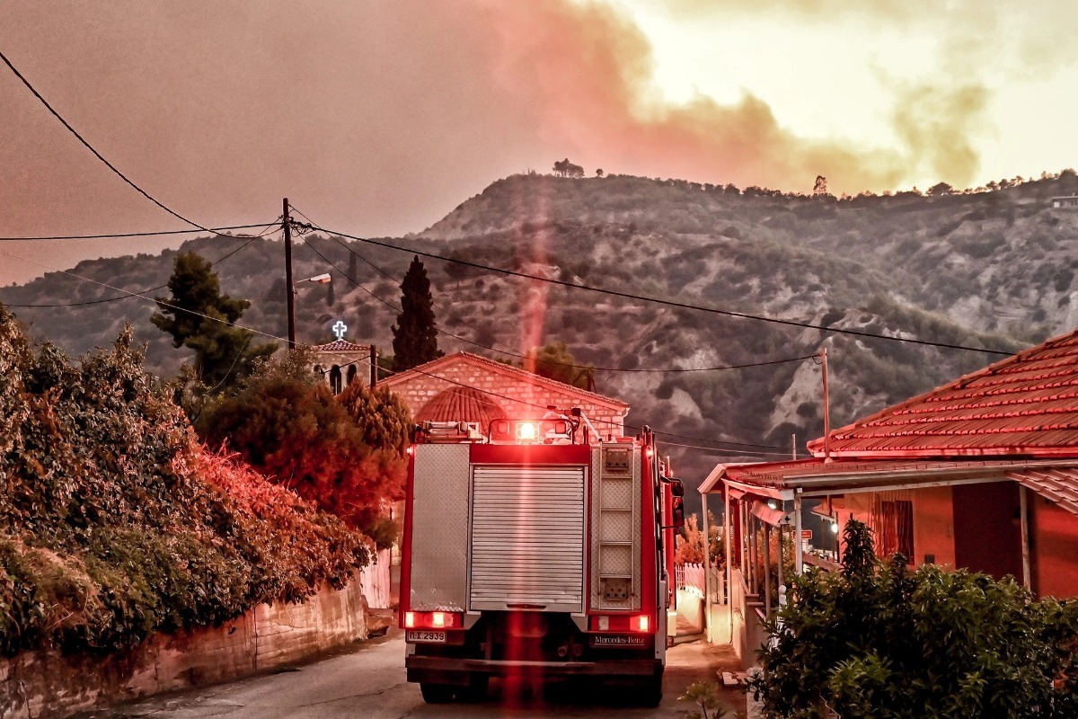 Φωτιά στην Κορινθία: Στα 32 χλμ. το πύρινο μέτωπο ‑ Η κατάσταση είναι τραγική, λέει ο δήμαρχος