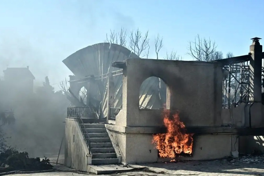 Φωτιά στην Παλαιά Φώκαια: Μάχη με τις αναζωπυρώσεις