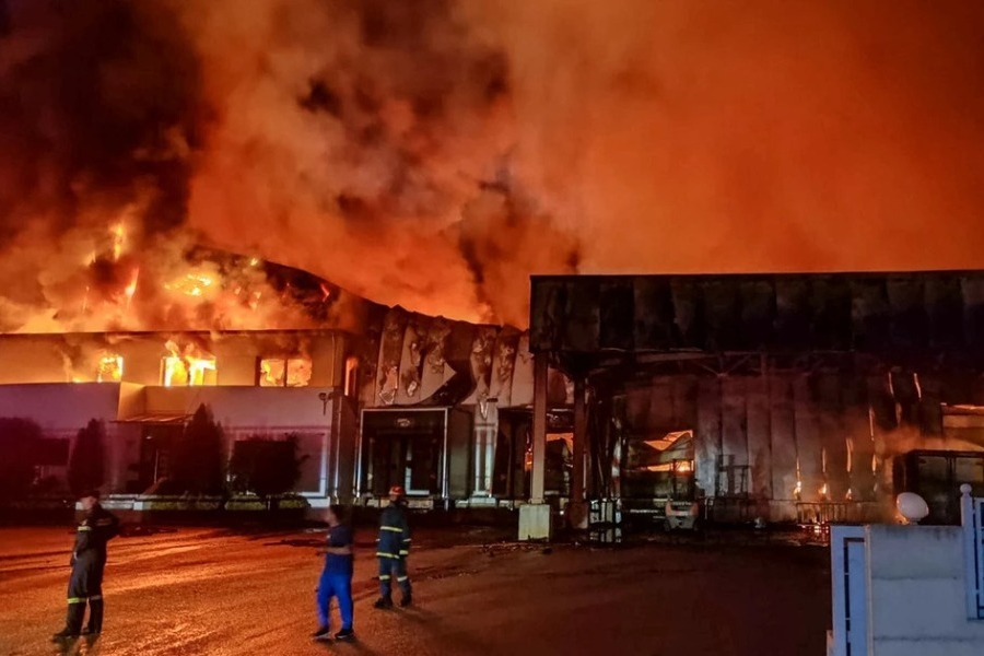 Από δόλιο βραχυκύκλωμα σε μπαταρία προκλήθηκε η φωτιά στο εργοστάσιο με τα σχολικά γεύματα στη Λαμία