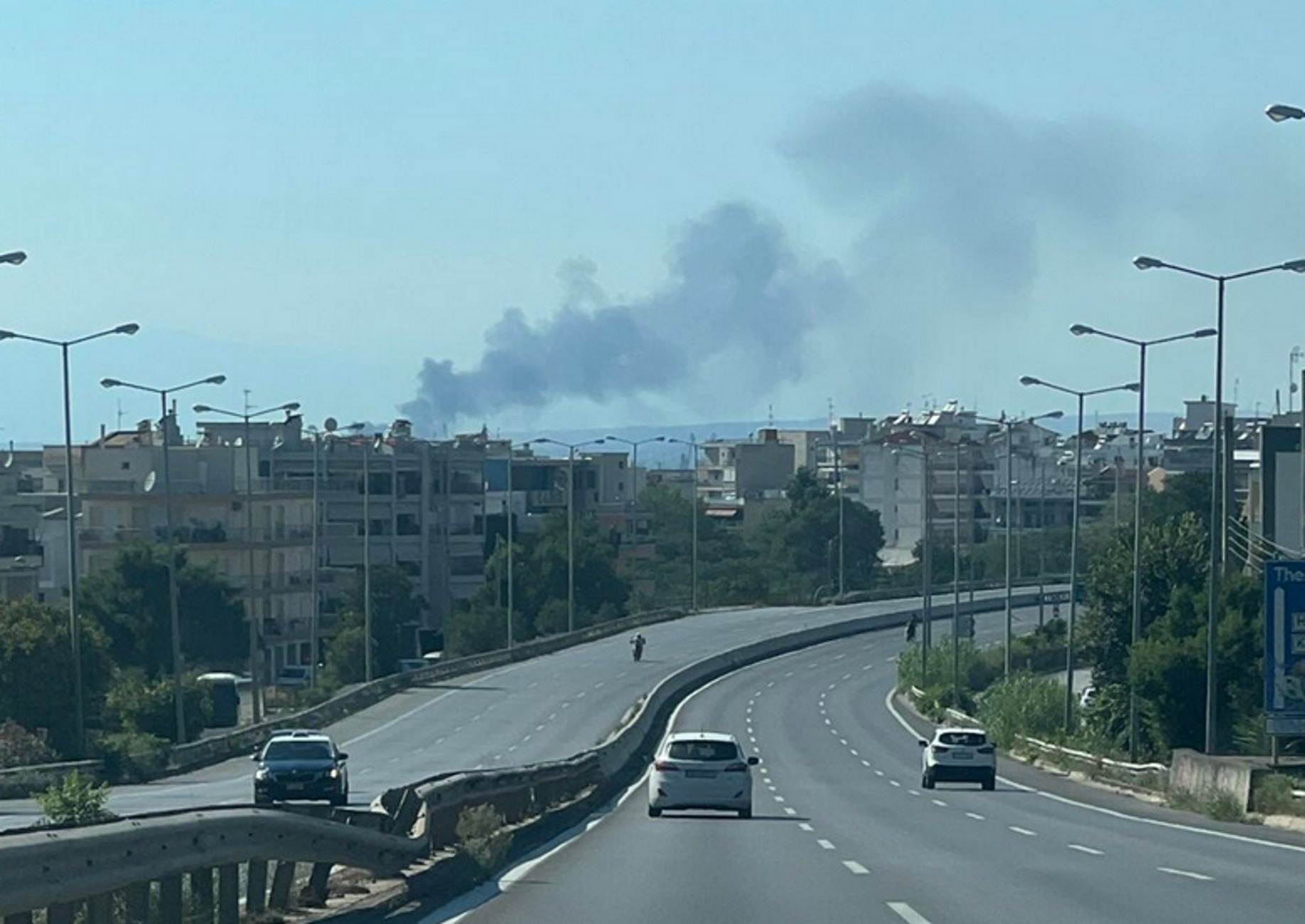 Φωτιά στη Θεσσαλονίκη: Το σύννεφο καπνού που απλώνεται από τον οικισμό «Αγία Σοφία» στον ουρανό της πόλης