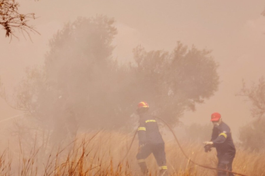 Φωτιές: Αναζωπυρώσεις σε Αχαΐα και Χίο