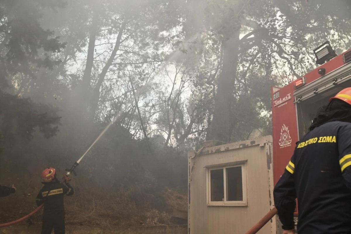 Χωρίς ενεργό μέτωπο οι φωτιές σε Πάτρα, Χίο, Ύδρα, Αγιά Λάρισας