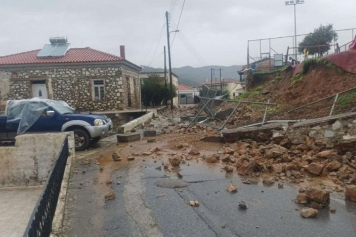 Kακοκαιρία Byron: Κατέρρευσε μαντρότοιχος ανάμεσα σε σχολείο και παιδική χαρά στη Μάνη