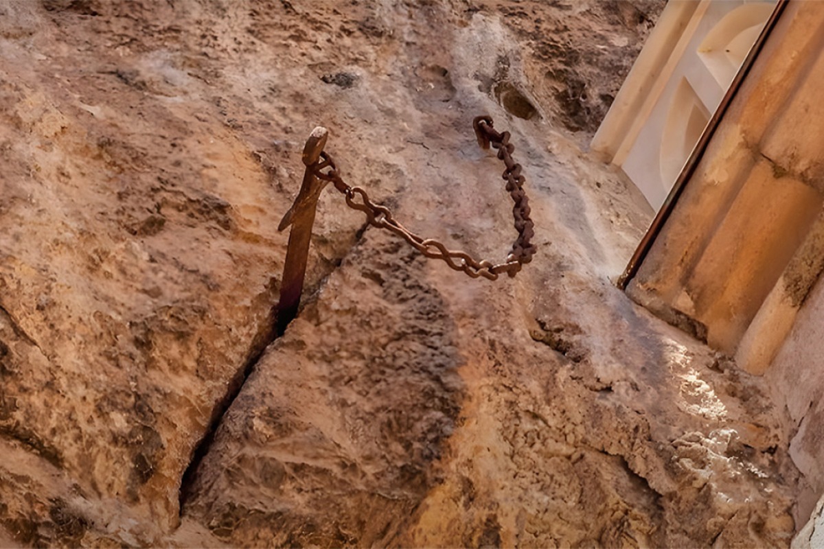 Έκλεψαν το γαλλικό Εξκάλιμπερ που βρισκόταν 1.300 χρόνια καρφωμένο σε βράχο Δείτε βίντεο