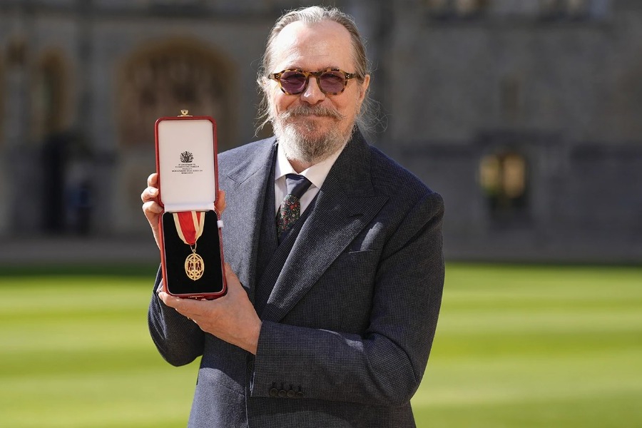 «Σερ» Γκάρι Όλντμαν: Ο βραβευμένος με Όσκαρ ηθοποιός χρίστηκε ιππότης από τον πρίγκιπα Ουίλιαμ