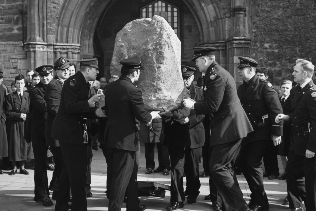 Η πιο τρελή χριστουγεννιάτικη ληστεία της ιστορίας: Πώς τέσσερις φοιτητές «έκλεψαν» μια πέτρα 150 κιλών