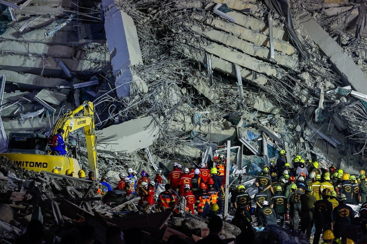 Μιανμάρ: Τέσσερις ακόμη επιζώντες ανασύρθηκαν από τα ερείπια σχεδόν 60 ώρες μετά τον σεισμό