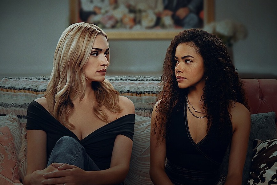 Brianne Howey: Ποια είναι η ηθοποιός που μας έχει όλους κολλημένους στο Netflix