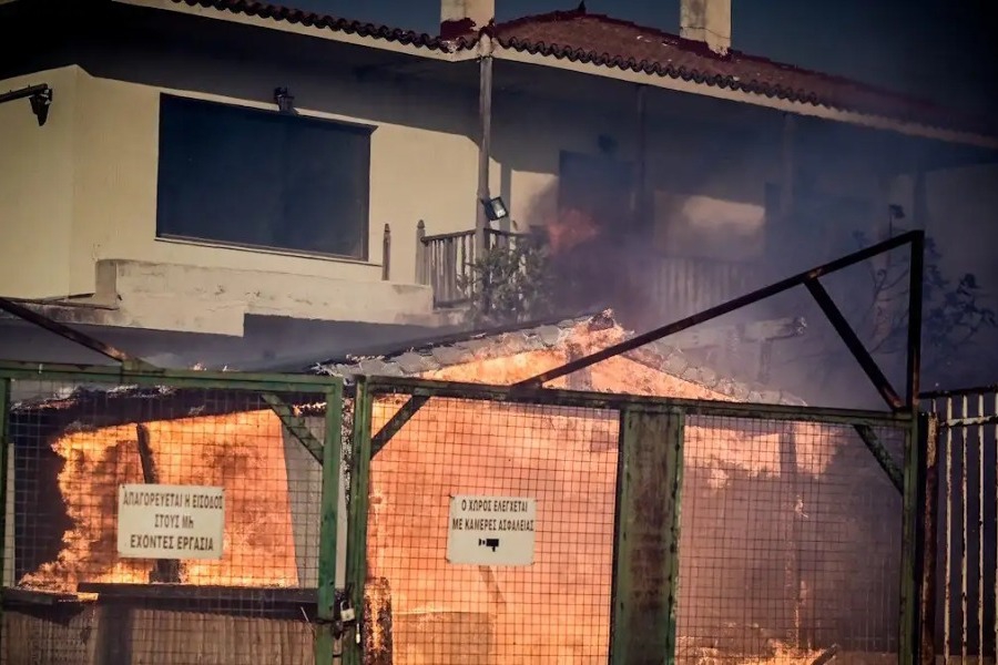 Ανδρας με κόκκινο μηχανάκι κινούνταν ύποπτα πριν ξεσπάσει η φωτιά στην Κερατέα