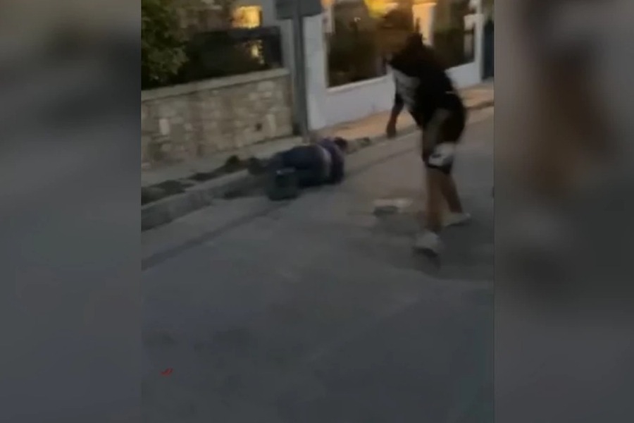 Βίντεο – ντοκουμέντο από τον ξυλοδαρμό στα Γλυκά Νερά: Τον χτυπά, τον σωριάζει και τον αφήνει αναίσθητο στο δρόμο