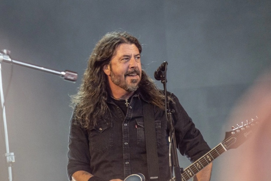 O τραγουδιστής των Foo Fighters, Ντέιβ Γκρόλ, ανακοίνωσε ότι απέκτησε κόρη εκτός γάμου