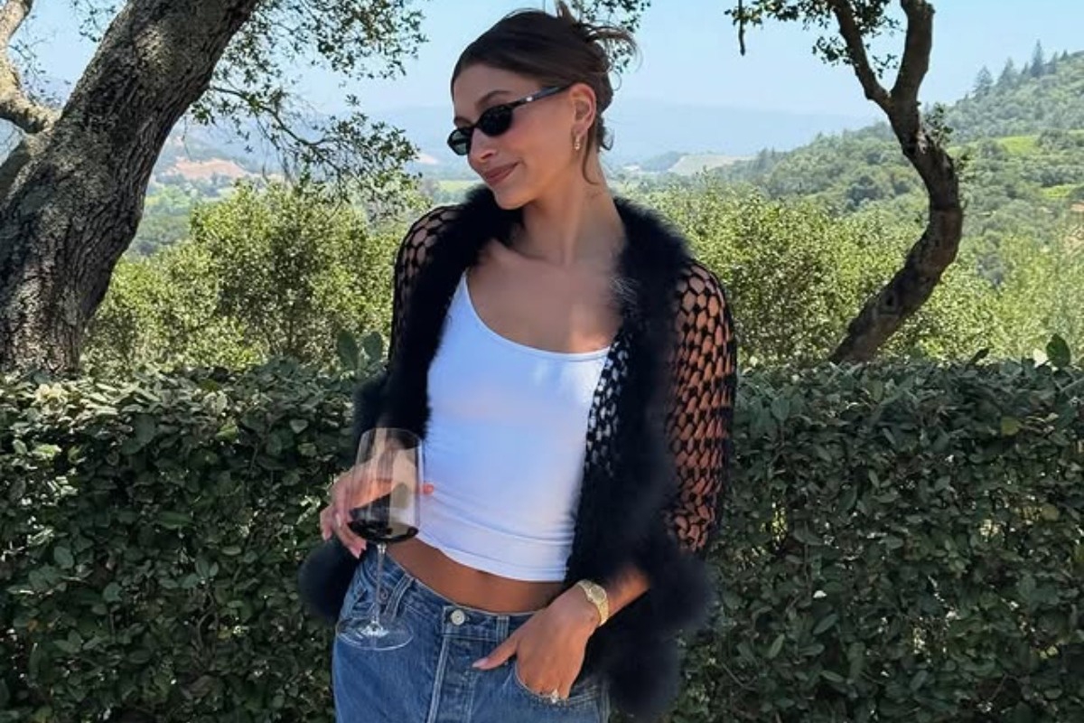 Έκανε το αδιανόητο: Η Hailey Bieber συνδύασε 2 από τις πιο «απαγορευμένες» τάσεις του καλοκαιριού