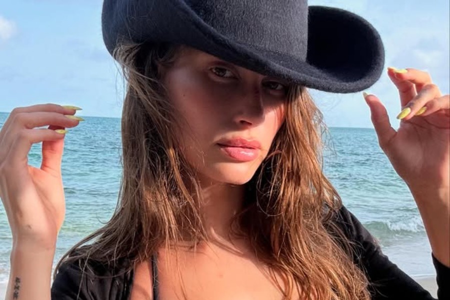 Το νέο μανικιούρ της Hailey Bieber που θα δεις παντού μέχρι το τέλος του 2025