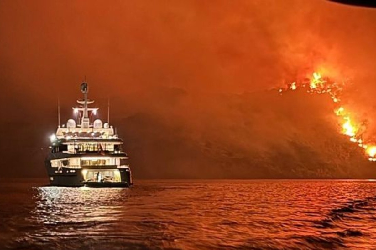 Ανατροπή με τη φωτιά στην Ύδρα: Η πυρκαγιά προκλήθηκε από την ακτή, όχι από τη θαλαμηγό