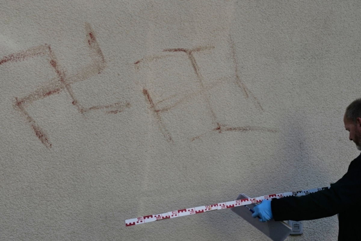 Βρήκαν σβάστικες ζωγραφισμένες με αίμα σε αυτοκίνητα και τοίχους