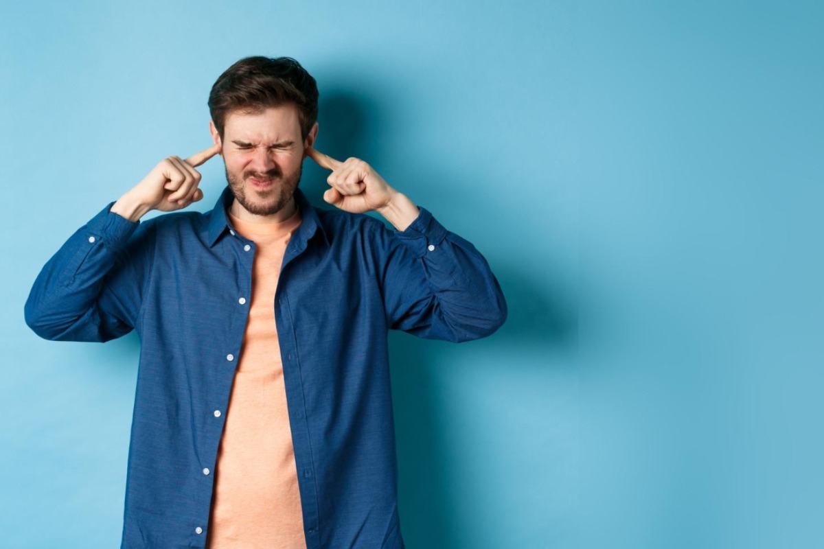 Σήμερα έμαθα: Από που βγήκε η φράση «του μπήκαν ψύλλοι στ’ αυτιά» και «του έψησε το ψάρι στα χείλη»;