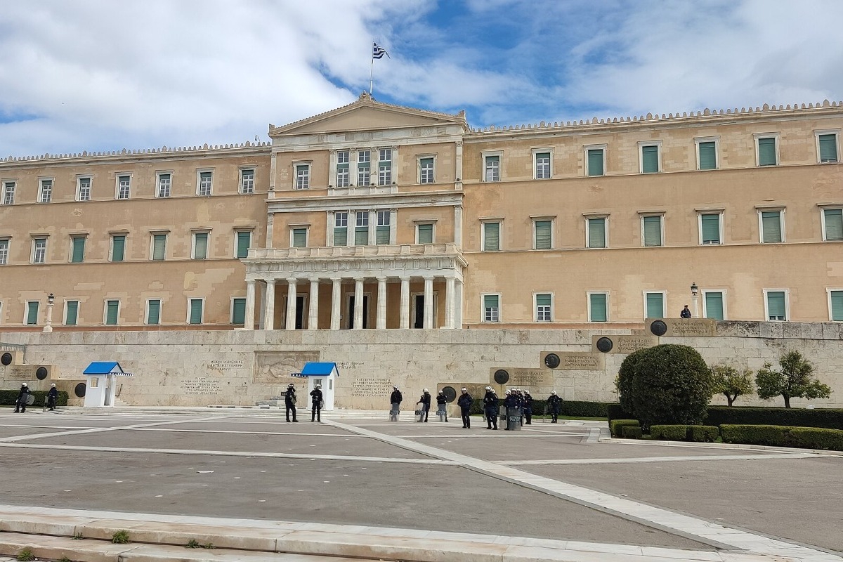 Πρωταθλητές οι Έλληνες στη δυσπιστία για το πολιτικό σύστημα