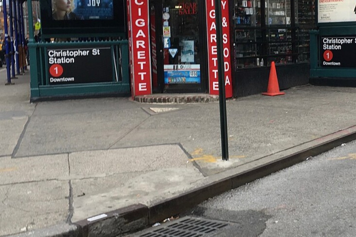 Η πιο μικρή ιδιοκτησία του κόσμου: H ιστορία ενός άντρα που αρνήθηκε να… χαθεί στο πεζοδρόμιο