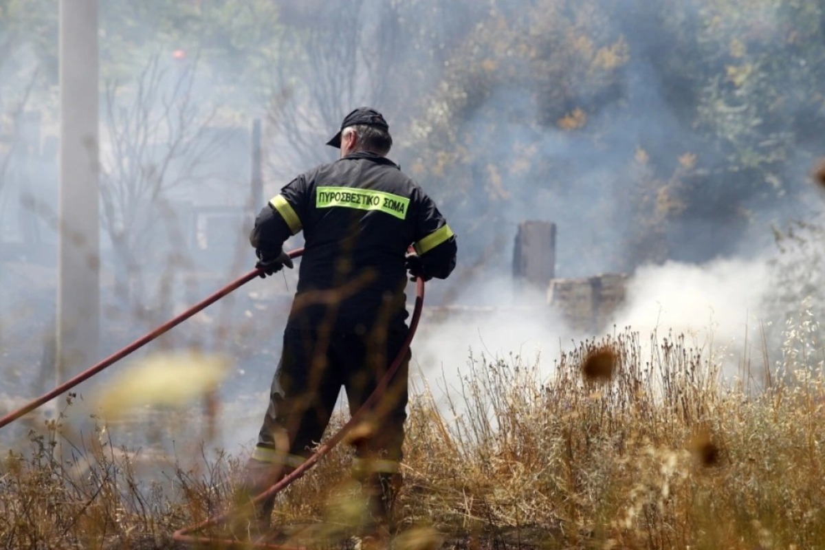 Φωτιά τώρα στο Κορωπί κοντά σε σπίτια ‑ Μεγάλη κινητοποίηση της Πυροσβεστικής, επιχειρούν και εναέρια