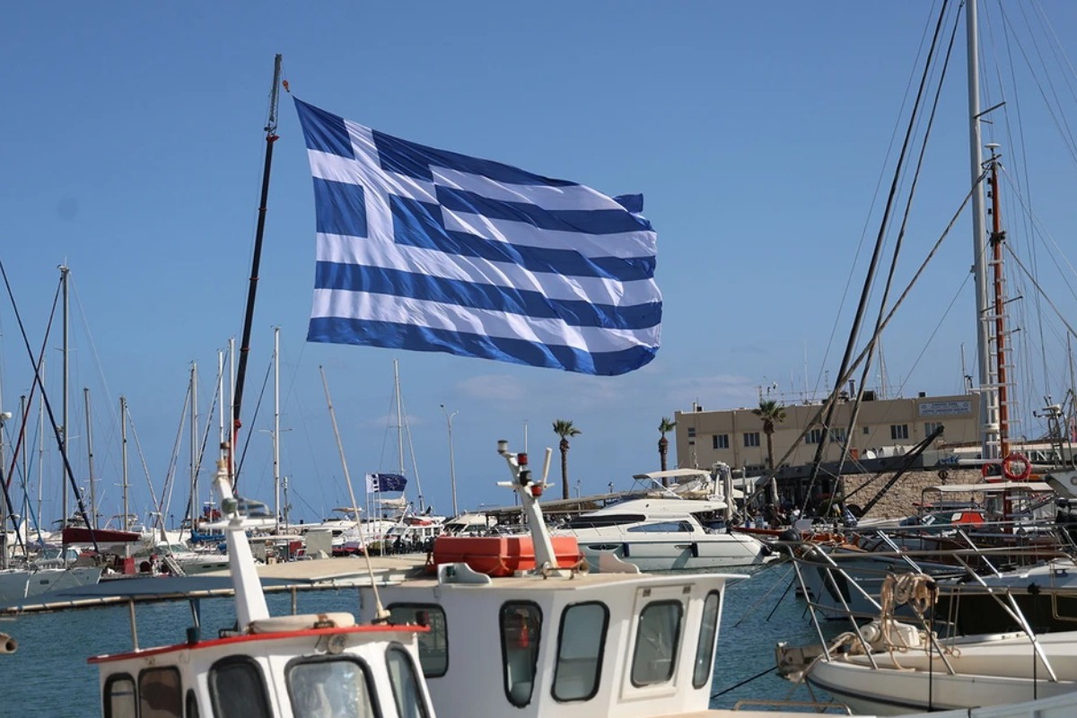 Ελληνική σημαία των 1.440 τετραγωνικών μέτρων υψώθηκε στο λιμάνι του Ηρακλείου