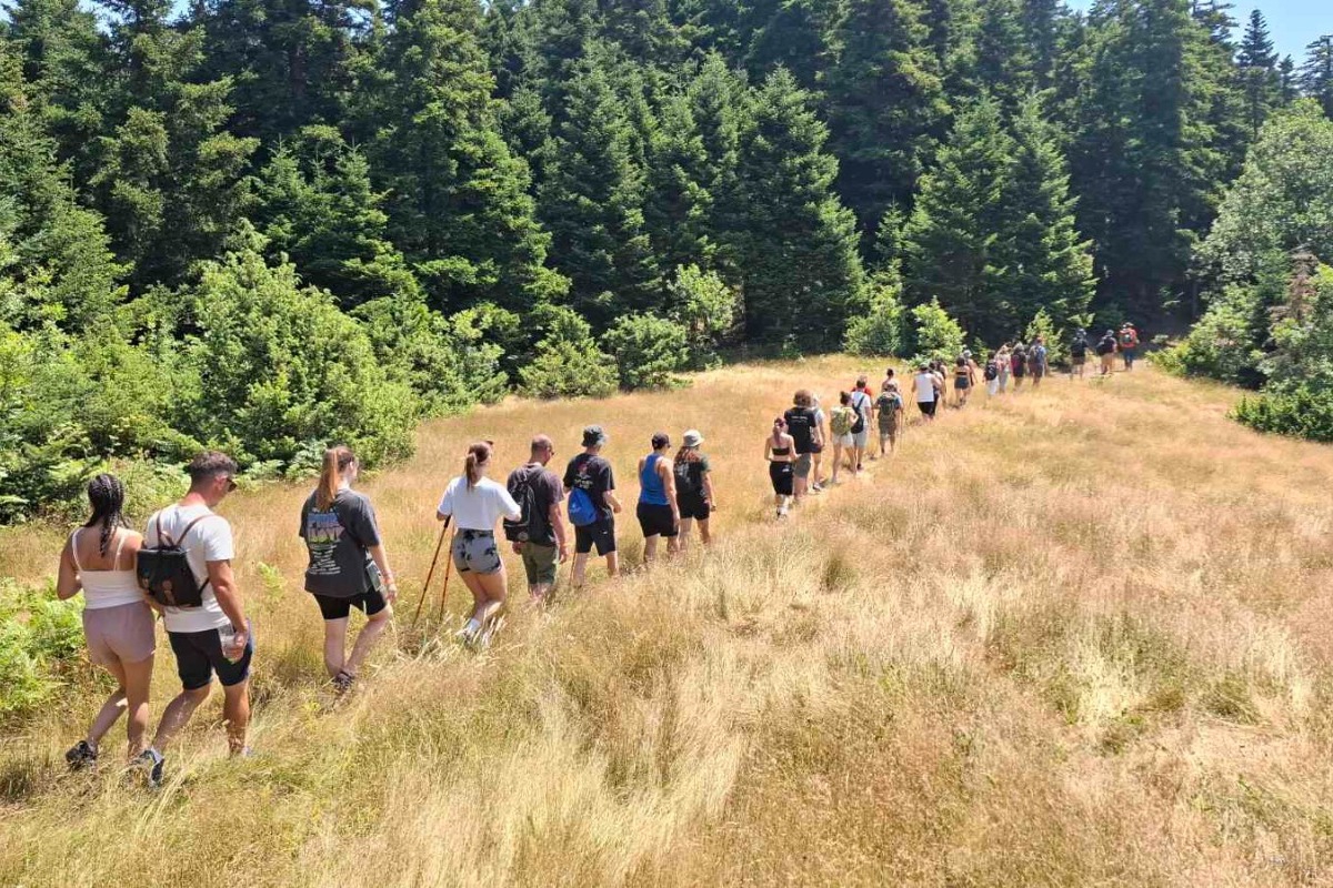 Η απόλυτη απόδραση του Ιουλίου είναι στη Λίμνη Πλαστήρα – Και έχει τρελό line up!