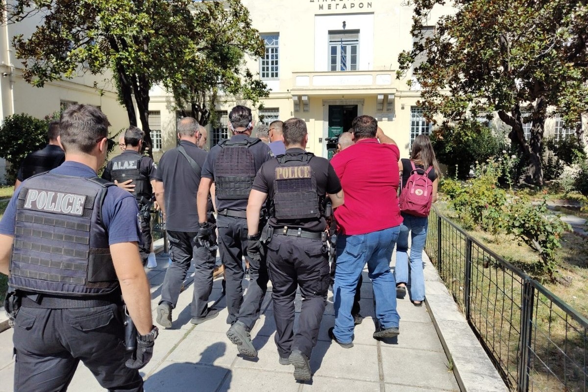 Βόλος: «Όλα τα είδα, τις μαχαιριές στη μητέρα μου κι εκείνη να φωνάζει “βοήθεια, βοήθεια”»