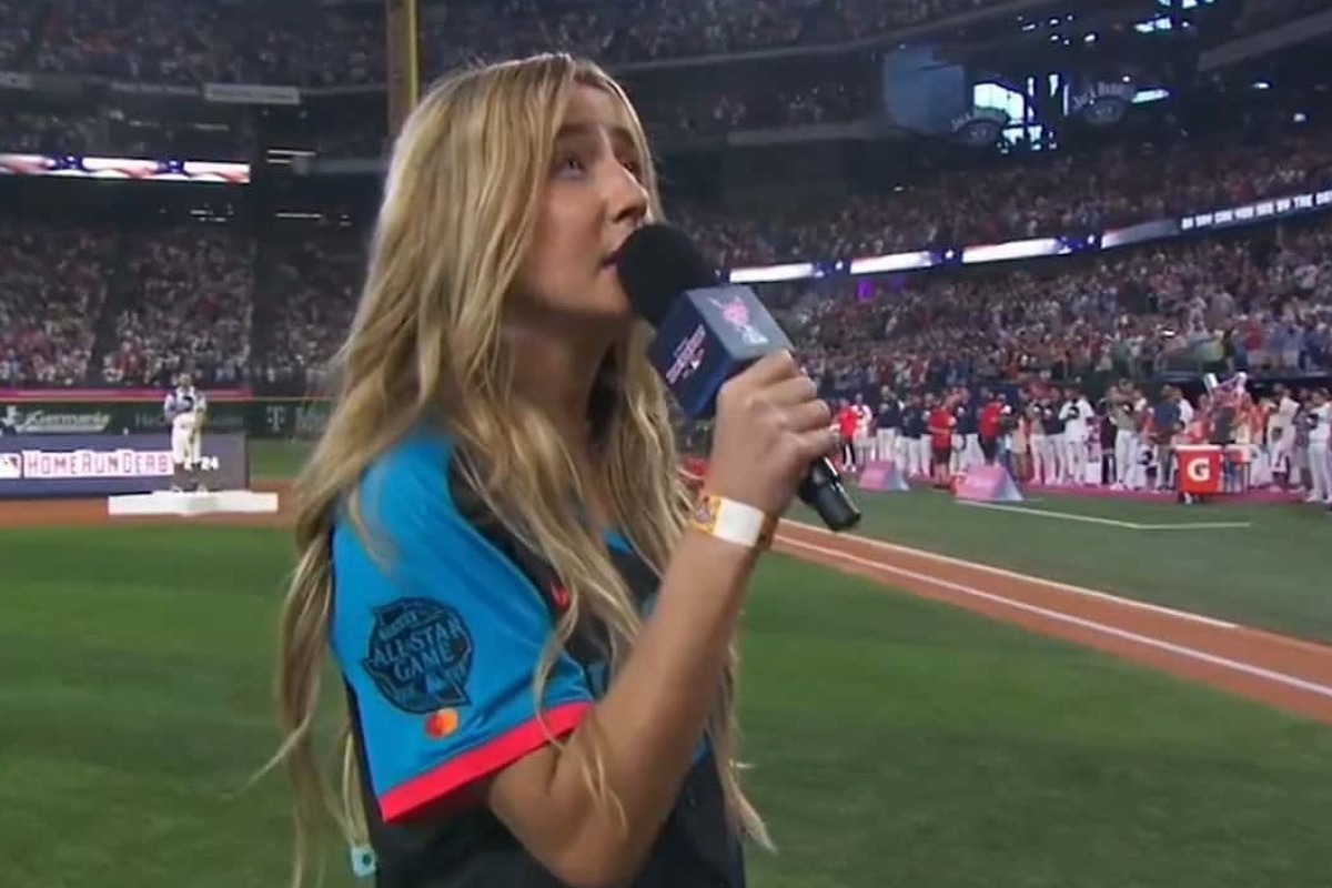 ΗΠΑ: Τραγουδίστρια «εκτέλεσε» τον εθνικό ύμνο και μετά τις αντιδράσεις απολογήθηκε πως ήταν μεθυσμένη