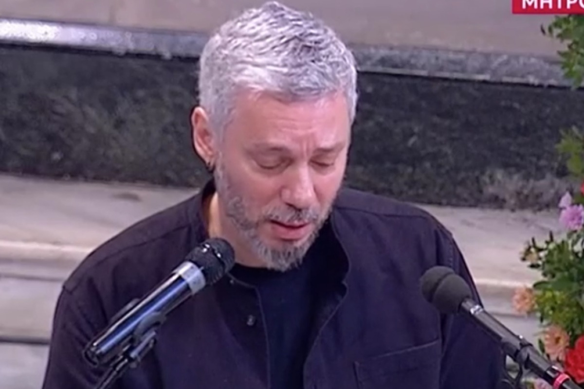 Δάκρυσε ο Αλκίνοος Ιωαννίδης στον επικήδειο για τον Σαββόπουλο