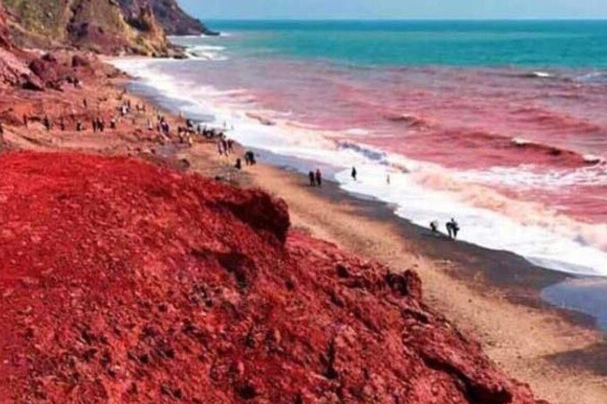 Η θάλασσα έγινε κόκκινη σε νησί του Ιράν