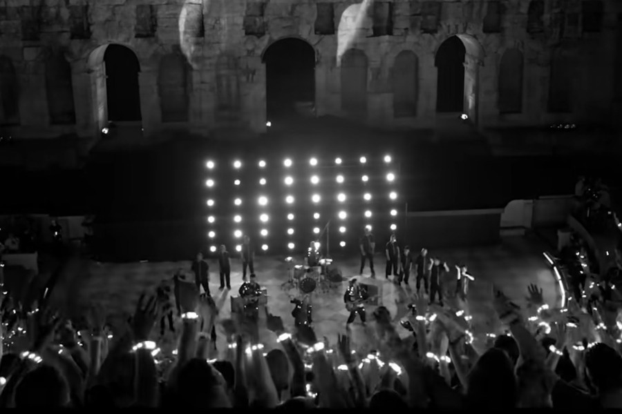 Coldplay: Κυκλοφόρησε το εντυπωσιακό βιντεοκλίπ που γυρίστηκε στο Ηρώδειο