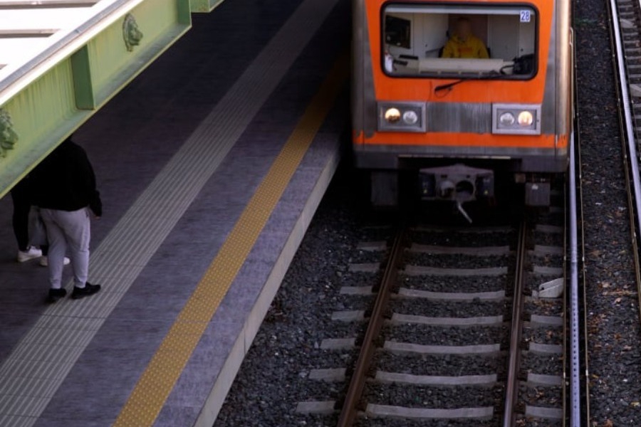 Διακοπή δρομολογίων στον ΗΣΑΠ: Επιβάτες περπατούσαν στις γραμμές