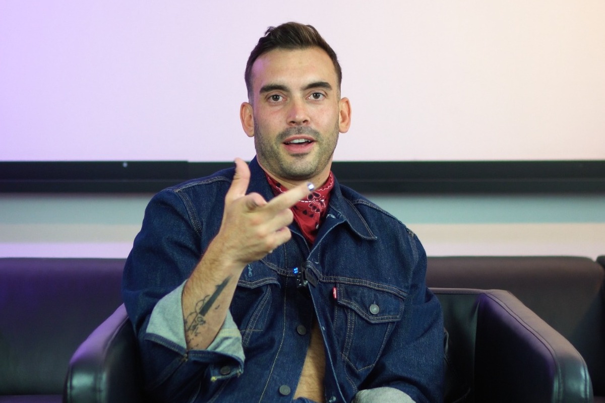 Ιάσονας Μανδηλάς: Από πρωταθλητής στο στίβο, στη σκηνή με τον Robbie Williams και την ελληνική showbiz