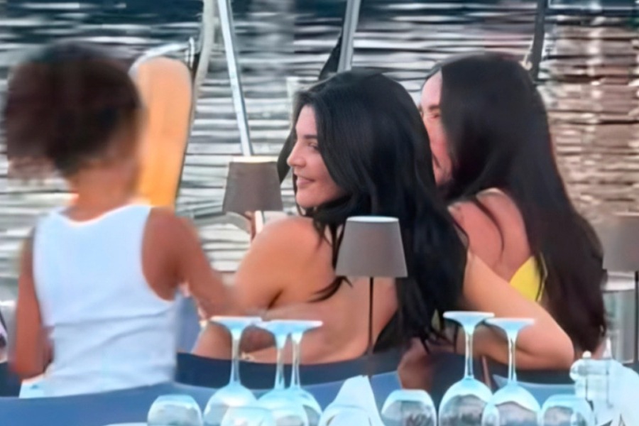 Η Κάιλι Τζένερ κάνει διακοπές στην Κεφαλονιά