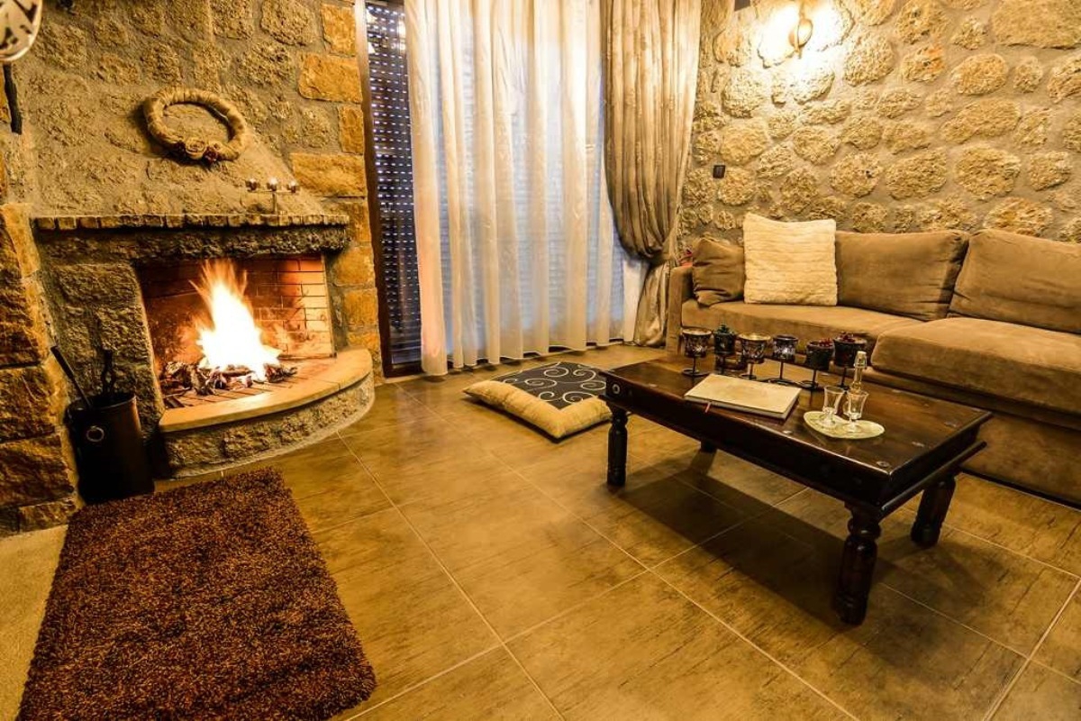 Από ξύλινα σαλέ στα βουνά μέχρι πέτρινα αρχοντικά στη λίμνη – Οι πιο παραμυθένιες επιλογές ξενώνων για τις γιορτές