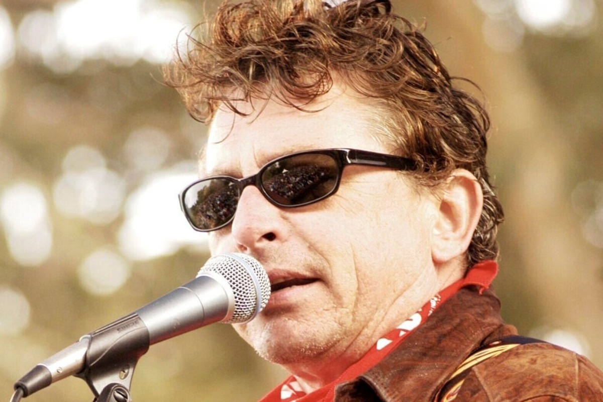 Πέθανε ο Τζο Ίλι, τραγουδιστής θρύλος της κάντρι‑ροκ μουσικής