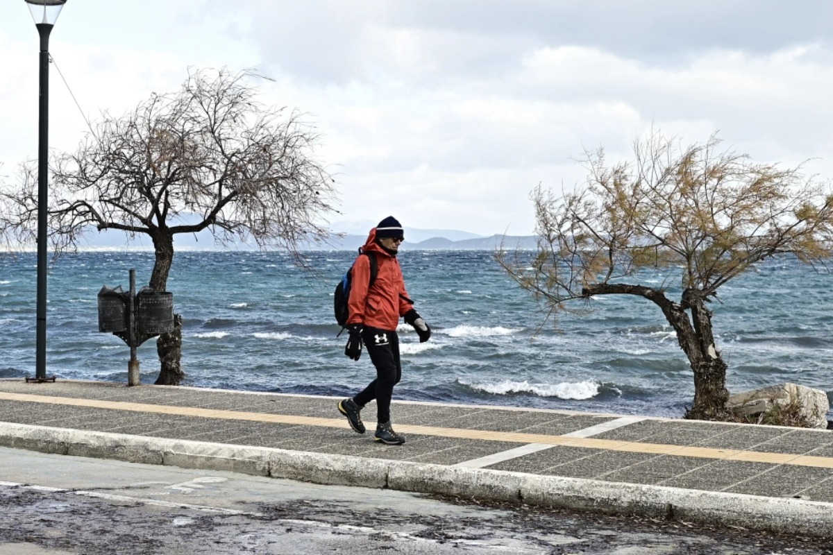 Καιρός: Τοπικές βροχές, χιόνια σε ορεινά ‑ ημιορεινά και κρύο μέχρι την Πέμπτη ‑ Πότε ανεβαίνει η θερμοκρασία