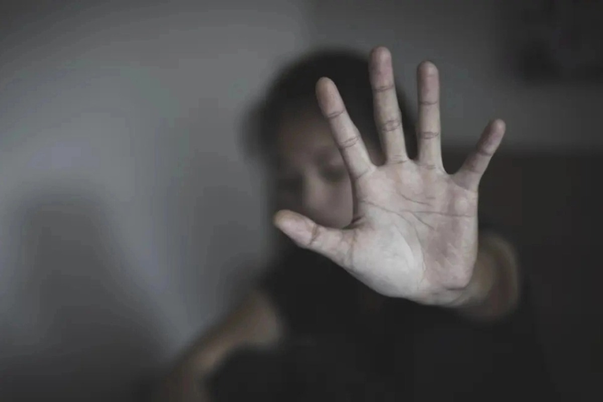 Αγριος ξυλοδαρμός 13χρονης στο Περιστέρι για ένα αγόρι ‑ Σκληρό βίντεο