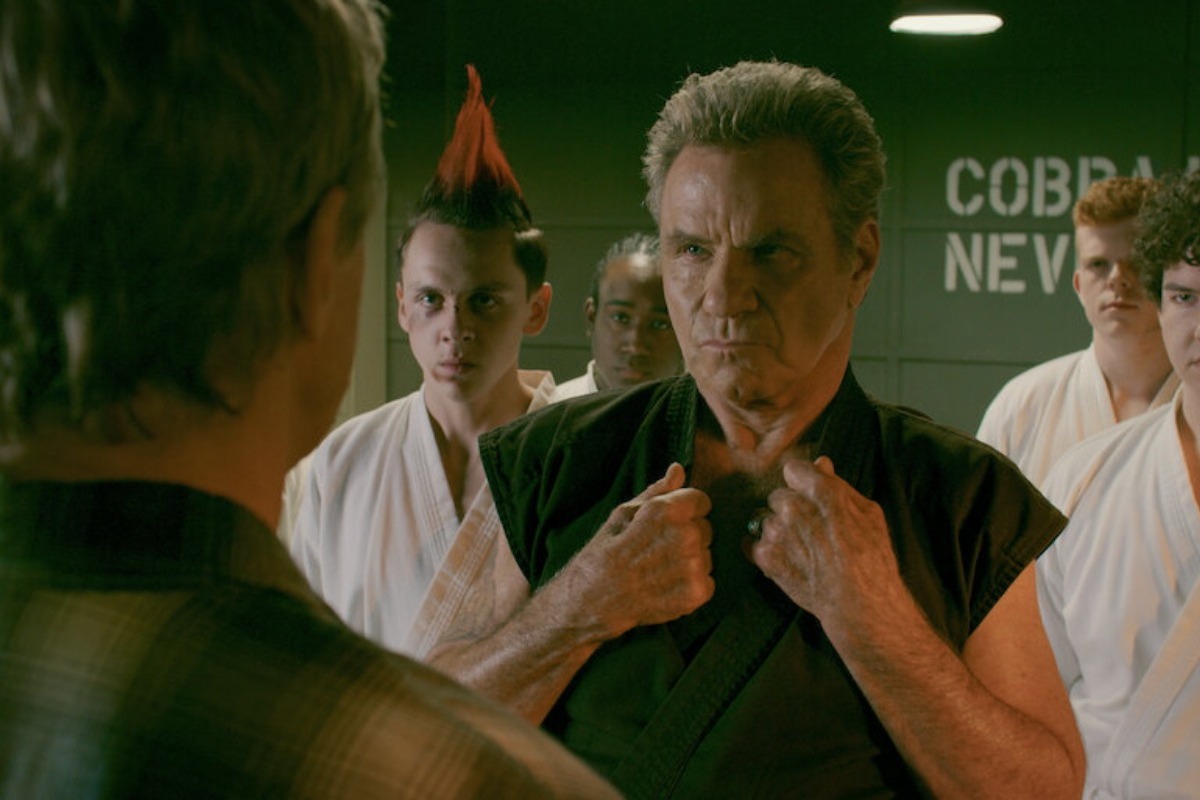 O Μάρτιν Κόουβ του Cobra Kai δάγκωσε συμπρωταγωνίστριά του ‑ Το βίντεο της αστυνομίας