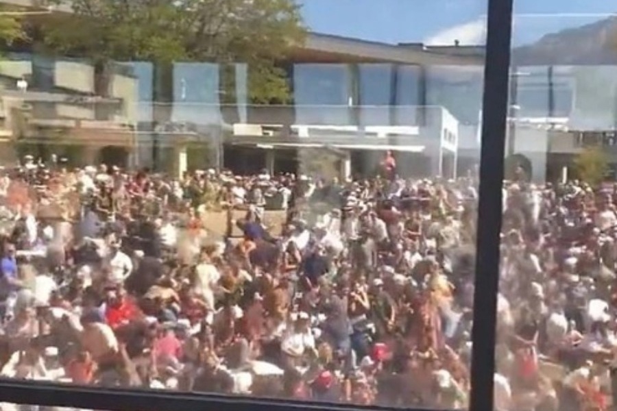 Τσάρλι Κερκ: Από ταράτσα η μοιραία σφαίρα στον 31χρονο ‑ Επιχείρηση για τον εντοπισμό του δράστη