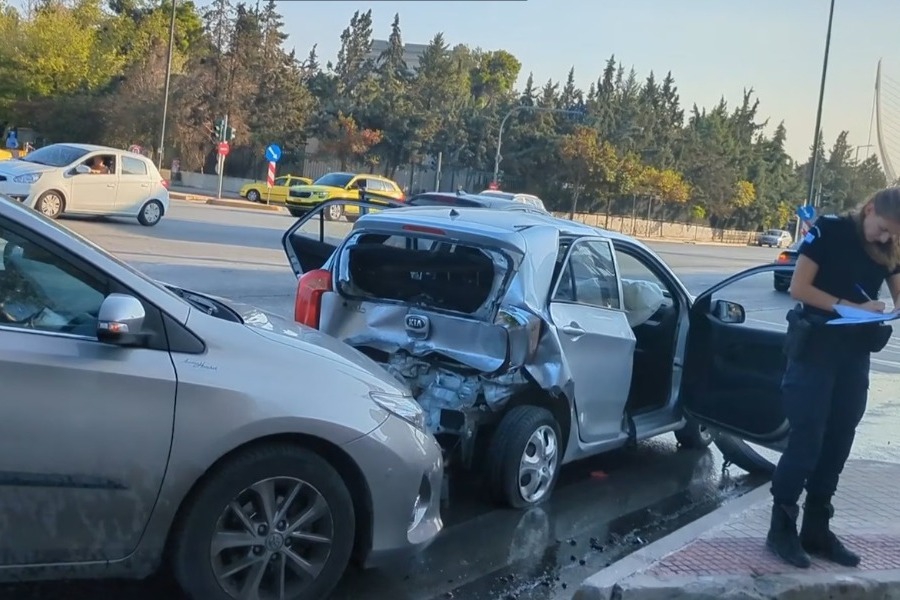 Λεωφόρος Μεσογείων: Καραμπόλα τεσσάρων οχημάτων στο ύψος του νοσοκομείου «Σωτηρία» – Στο «κόκκινο» η κίνηση