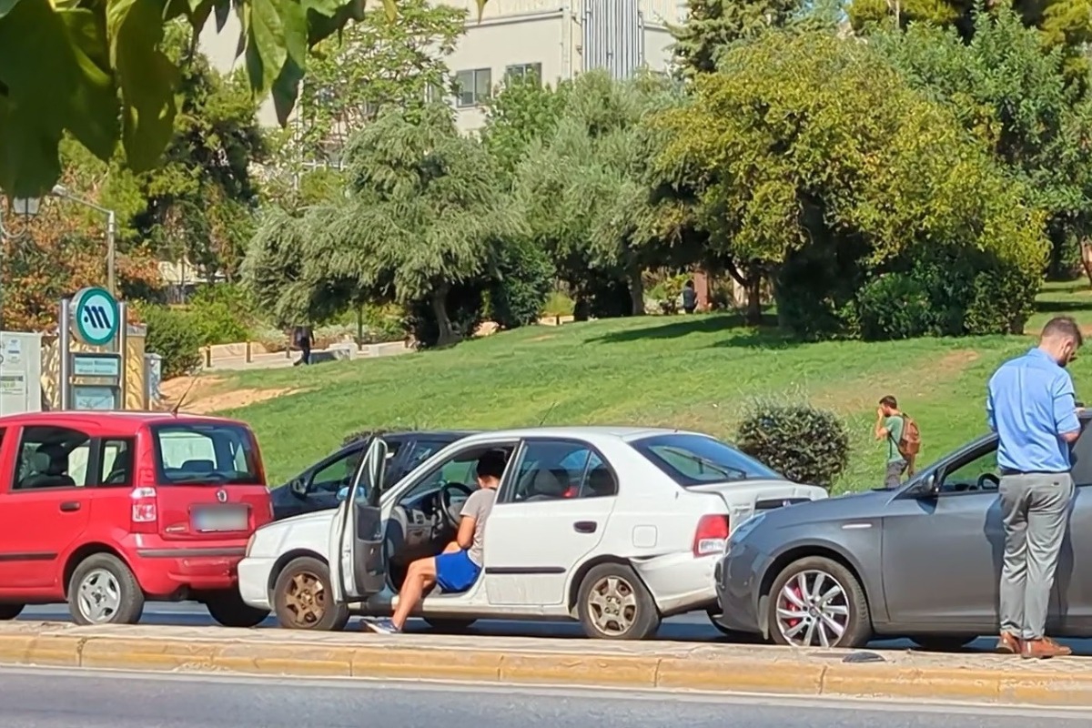 Καραμπόλα τεσσάρων αυτοκίνητων στη Βασιλίσσης Σοφίας – Μικρές καθυστερήσεις