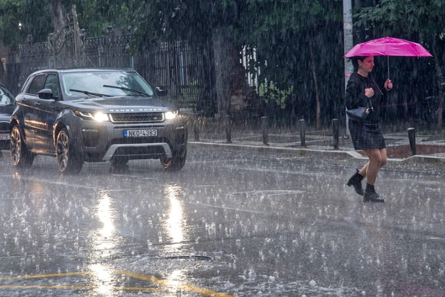 Καιρός: Καταιγίδα στην Αττική, έντονα φαινόμενα και στην Εύβοια