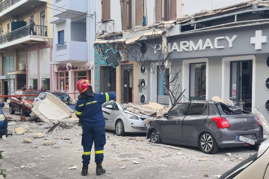 Κατέρρευσε μπαλκόνι στο Λαύριο – Μία γυναίκα τραυματίστηκε